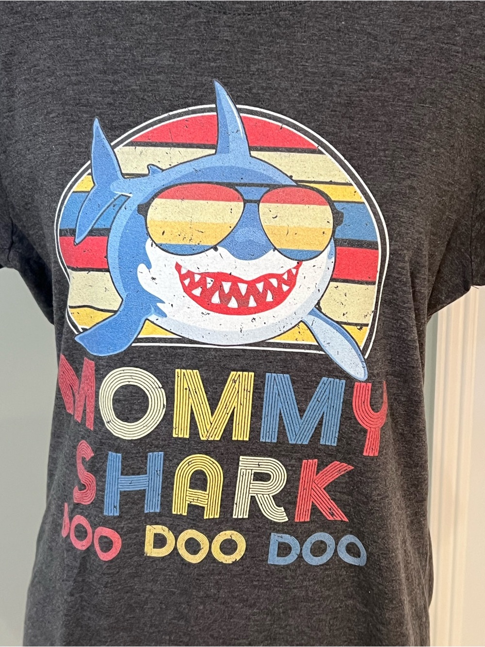 Port & Company Gray Mommy Shark Doo Doo Doo Tee Shirt | Size M | Like New - Picture 5 of 7